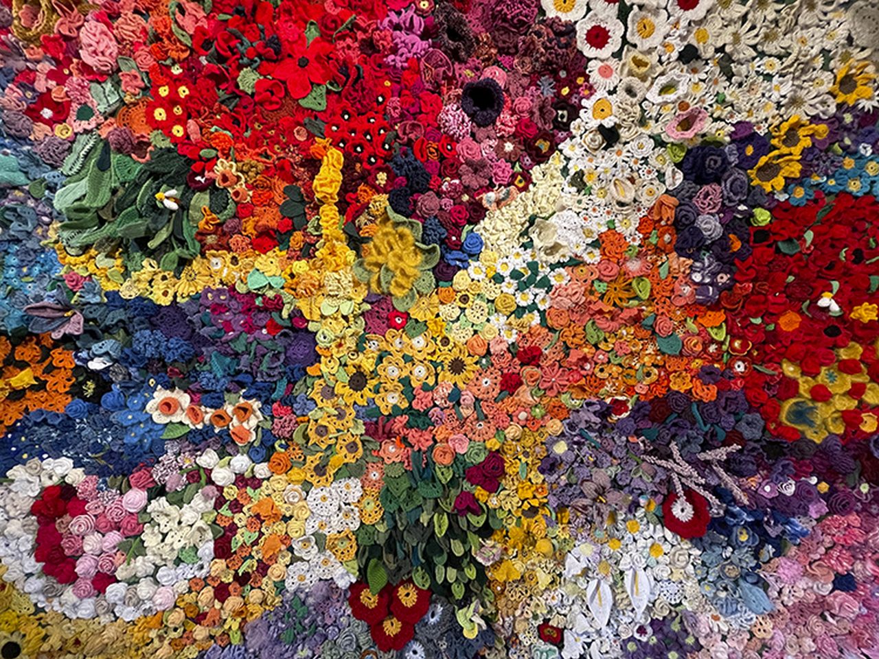 "Die größte Häkelblumenwiese"